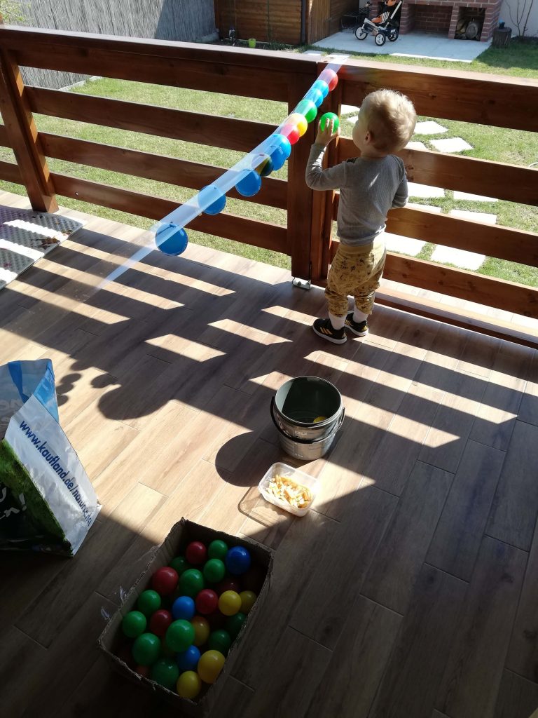 activitate-toddler-doi-ani-lipit-bile-pe-banda-adeziva
