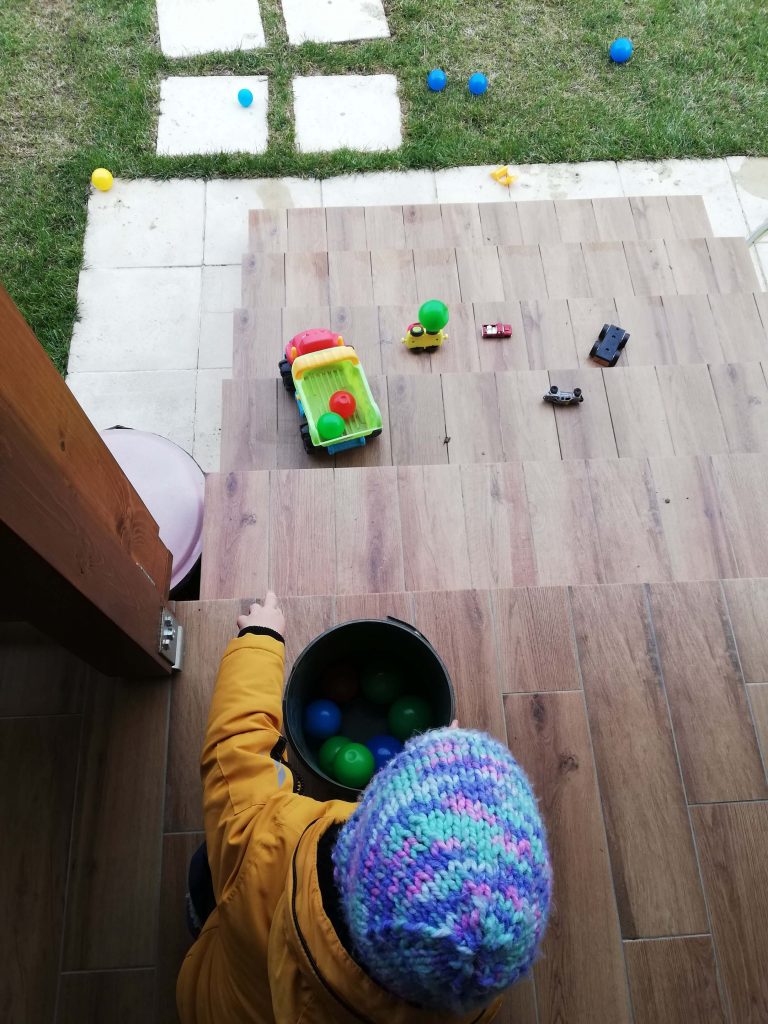 activitate-toddler-doi-ani-aruncat-mingi-pe-scari