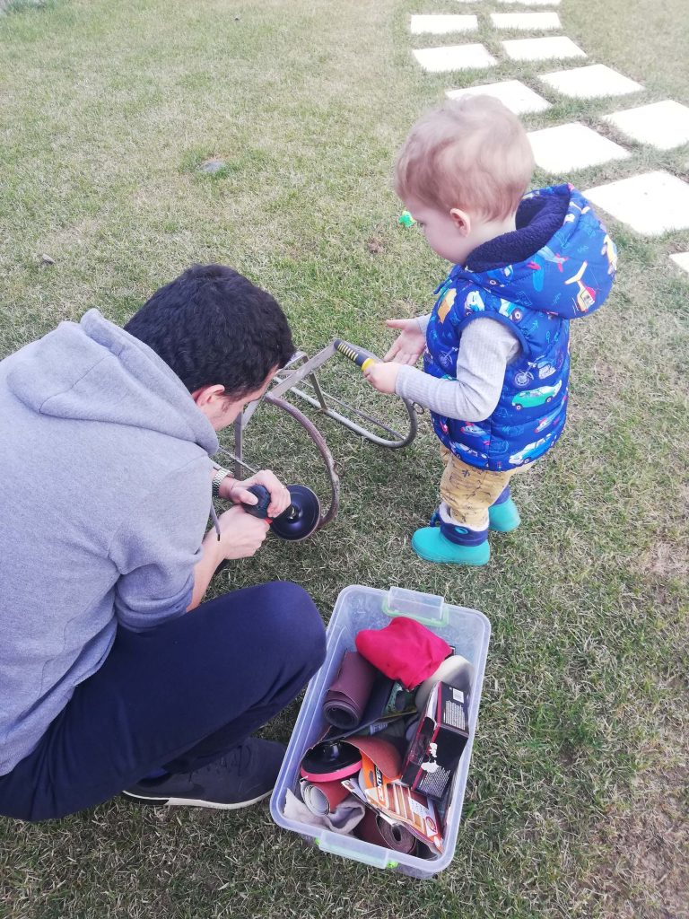 activitate-toddler-doi-ani-cu-tati-slefuit