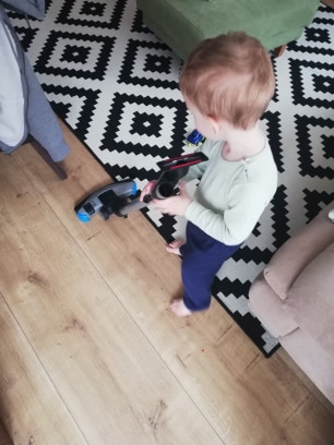 activitate-toddler-doi-ani-dat-cu-aspiratorul