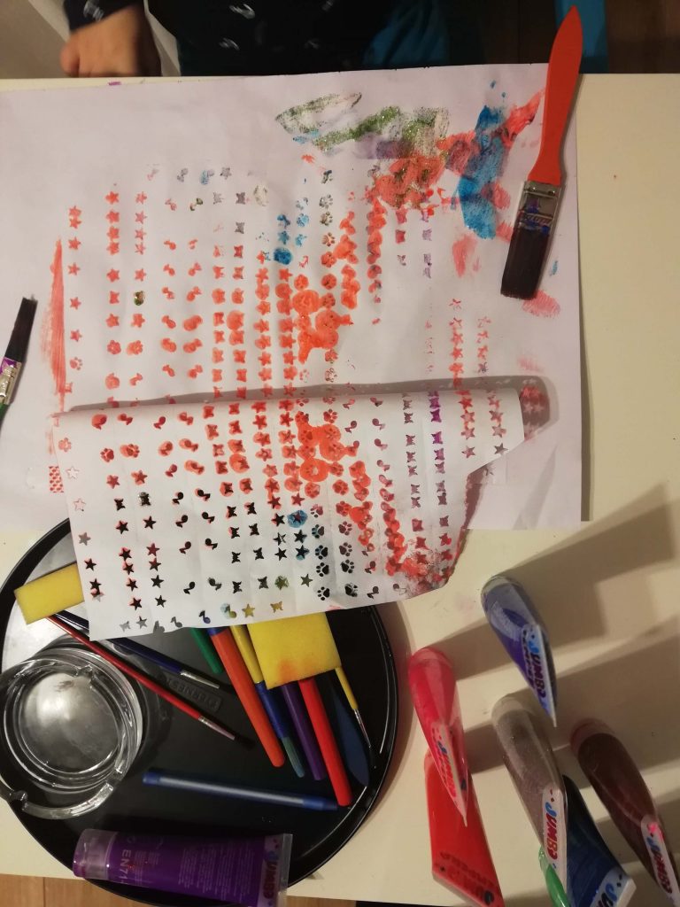 activitate-toddler-doi-ani-perforator-hartie-pictura