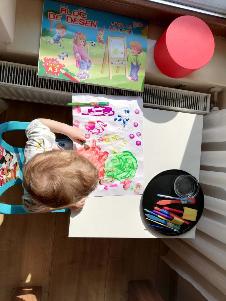 activitate-toddler-doi-ani-pictura-acuarele-fluorescente