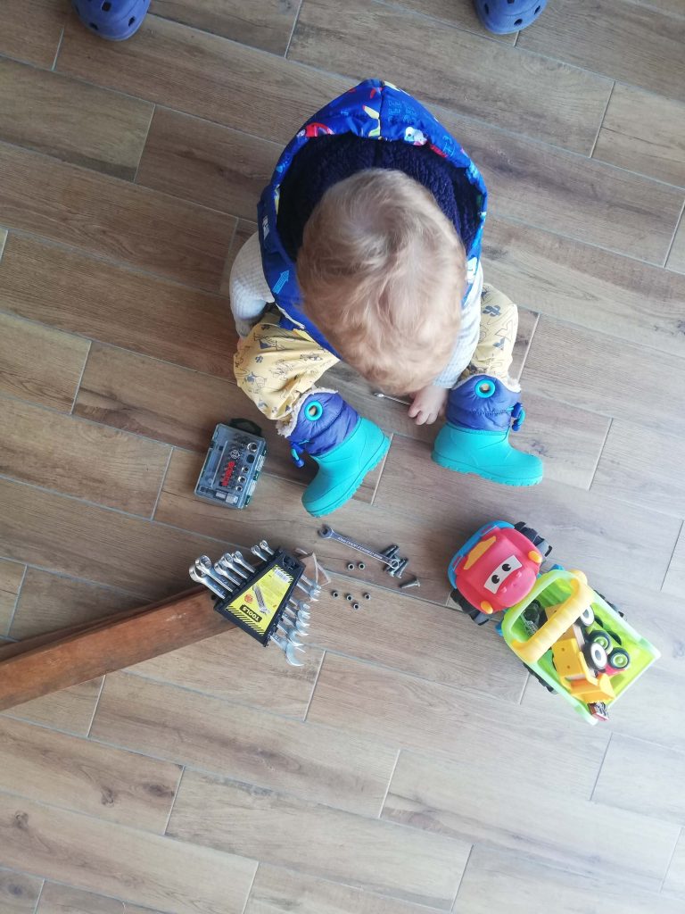 activitate-toddler-doi-ani-reparatul-masinii-cu-surubelnite-si-piulite