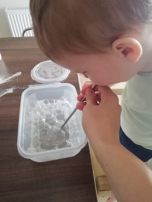 activitate-toddler-doi-ani-suflat-baloane-de-sapun