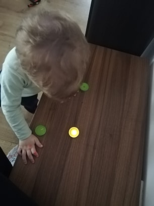 activitate-toddler-doi-ani-suflat-in-lumanari